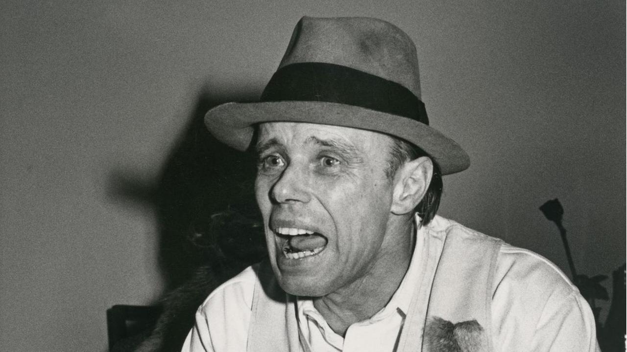 Der Künstler Joseph Beuys war stets in Diskussionen verwickelt. Dabei lehnte er manche seiner Kollegen ab, die zum Politischen in der Öffentlichkeit lieber schweigen würden. Der Künstler Joseph Beuys war stets in Diskussionen verwickelt. Dabei lehnte er manche seiner Kollegen ab, die zum Politischen in der Öffentlichkeit lieber schweigen würden.