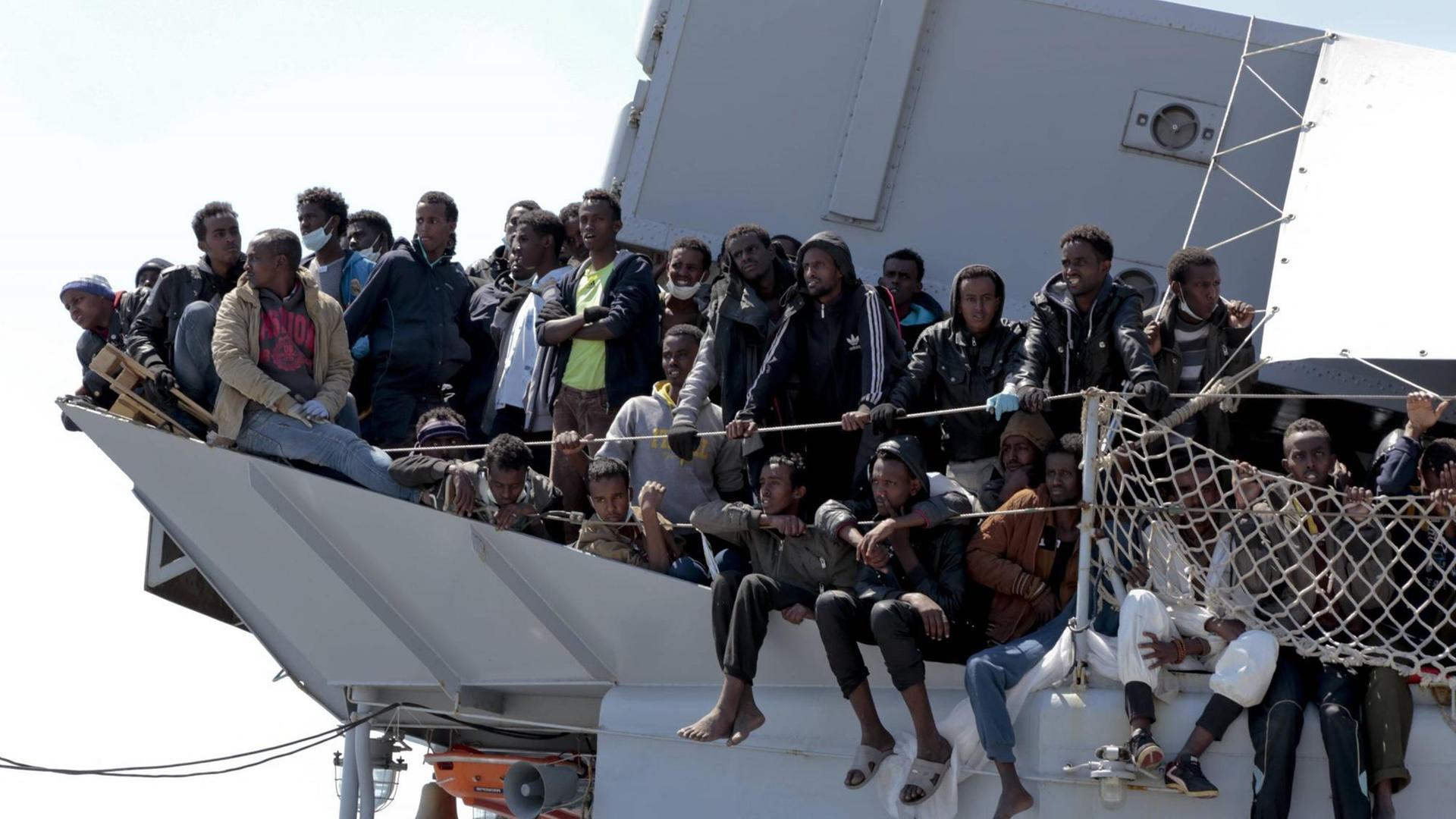 Aus dem Mittelmeer gerettete Flüchtlinge auf einem Schiff vor Salerno. Aus dem Mittelmeer gerettete Flüchtlinge auf einem Schiff vor Salerno.