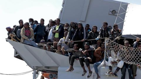 Aus dem Mittelmeer gerettete Flüchtlinge auf einem Schiff vor Salerno.