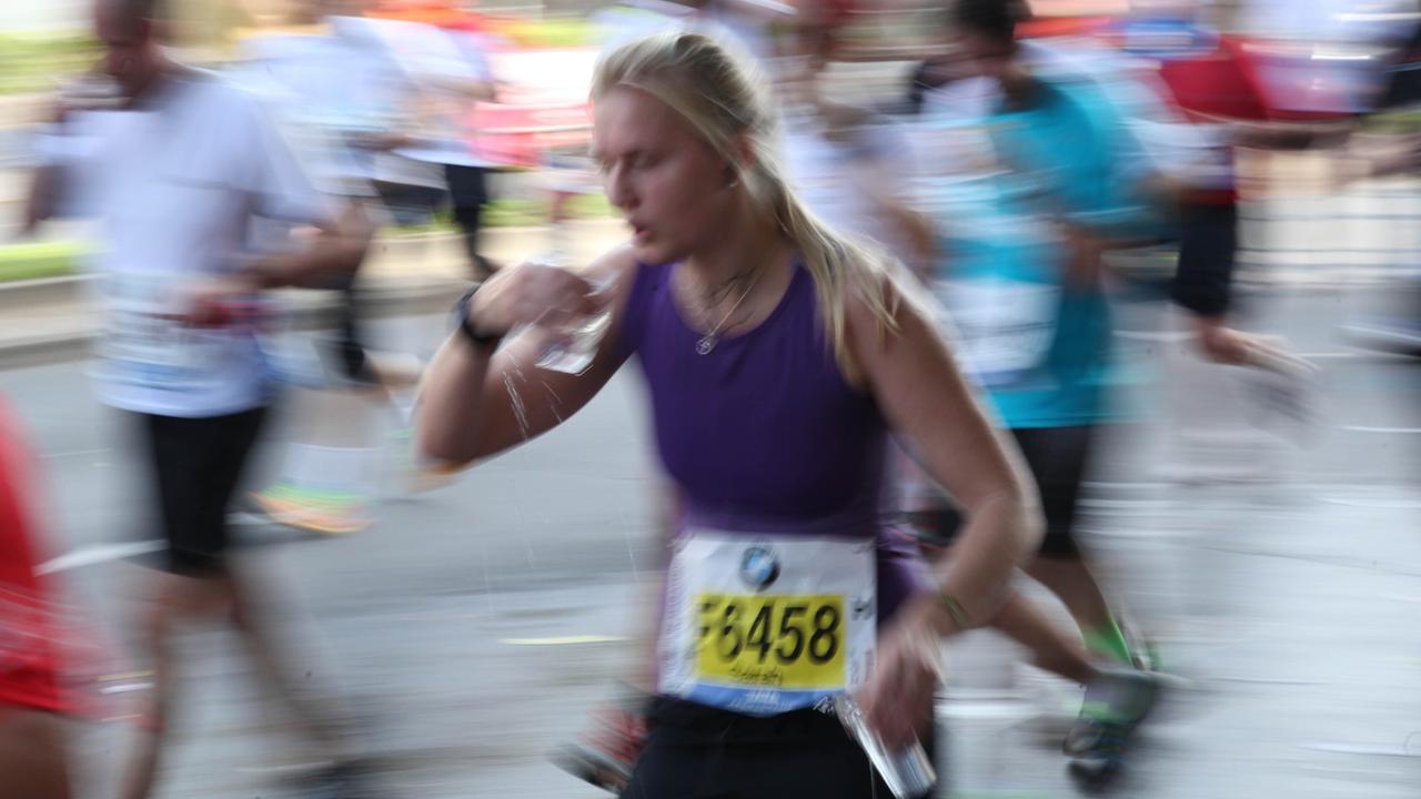 Eine junge Frau beim Marathon in Berlin. Eine junge Frau beim Marathon in Berlin.