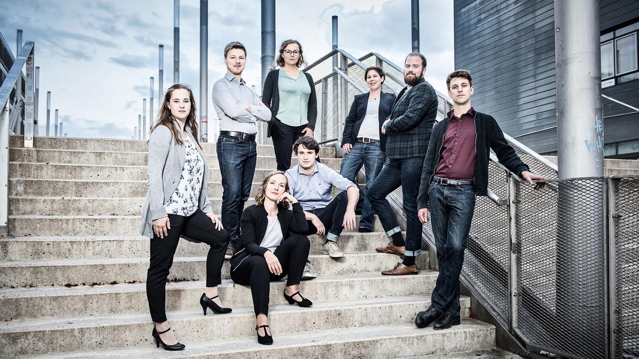 Das Ensemble verteilt sich auf einer modernen Betontreppe. Das Ensemble verteilt sich auf einer modernen Betontreppe.