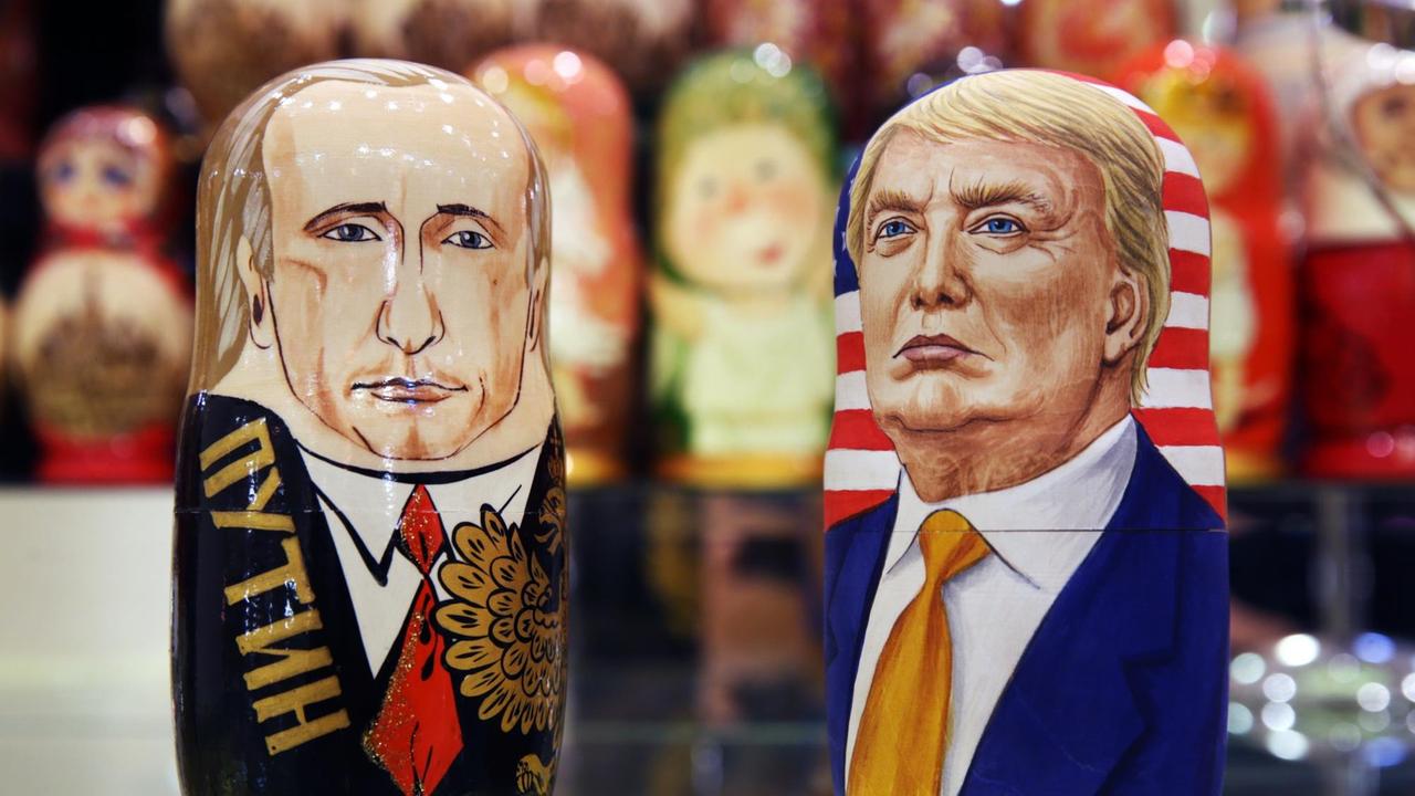 Zwei Matroschka-Figuren, die Wladimir Putin und Donald Trump darstellen sollen.