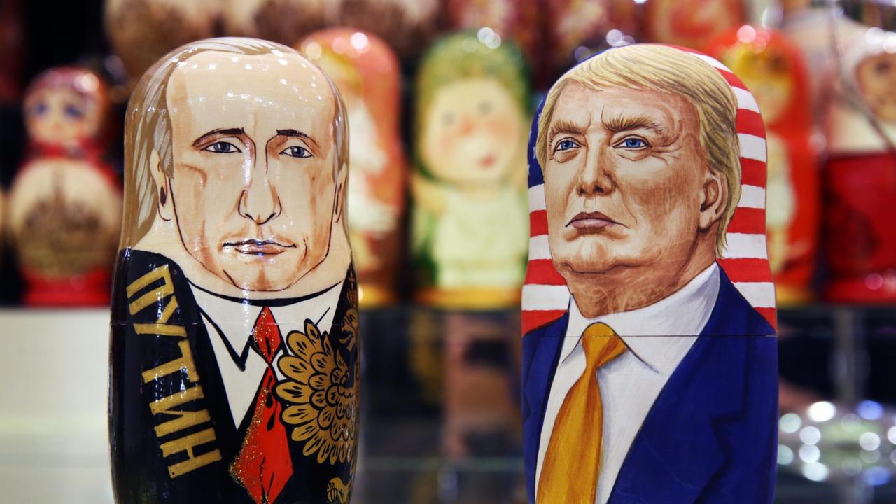 Zwei Matroschka-Figuren, die Wladimir Putin und Donald Trump darstellen sollen. Zwei Matroschka-Figuren, die Wladimir Putin und Donald Trump darstellen sollen.