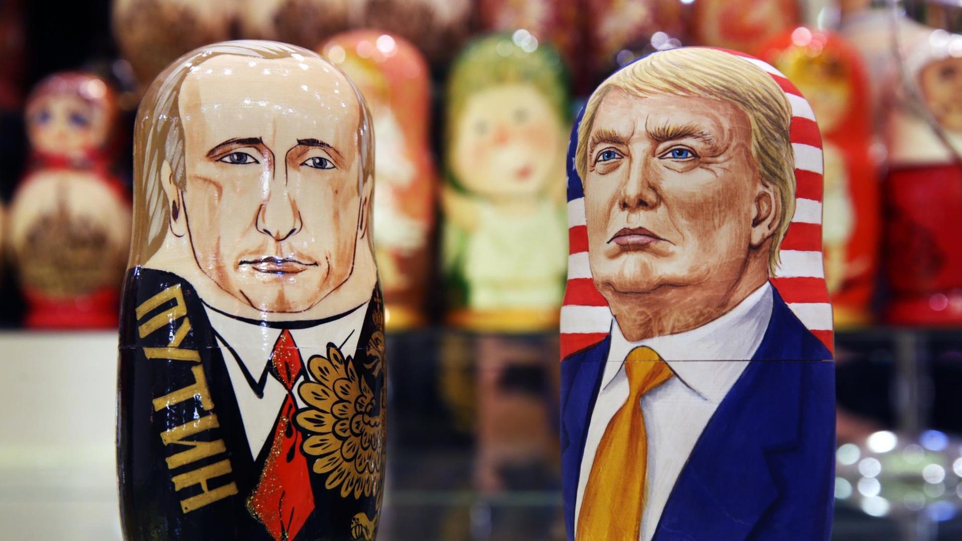 Zwei Matroschka-Figuren, die Wladimir Putin und Donald Trump darstellen sollen Zwei Matroschka-Figuren, die Wladimir Putin und Donald Trump darstellen sollen