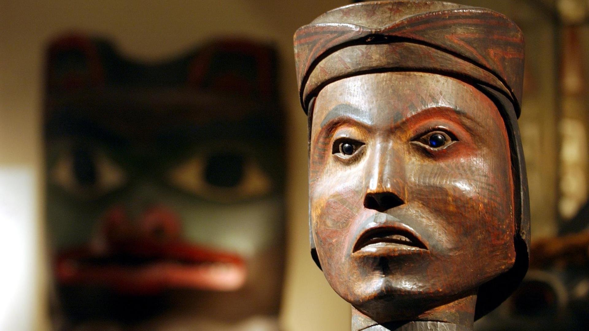 Die Figur eines berühmten Kwakiutl-Häuptlings steht in der Nordamerika-Abteilung des Ethnologischen Museums in Berlin vor einem als Grizzlybär gestalteten Hauspfosten Die Figur eines berühmten Kwakiutl-Häuptlings steht in der Nordamerika-Abteilung des Ethnologischen Museums in Berlin vor einem als Grizzlybär gestalteten Hauspfosten