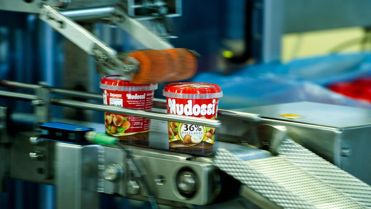 "Nudossi" wird in der Produktion der Sächsischen und Dresdner Back- und Süßwaren GmbH & Co. KG. in Radebeul hergestellt, aufgenommen am 04.07.2012. 