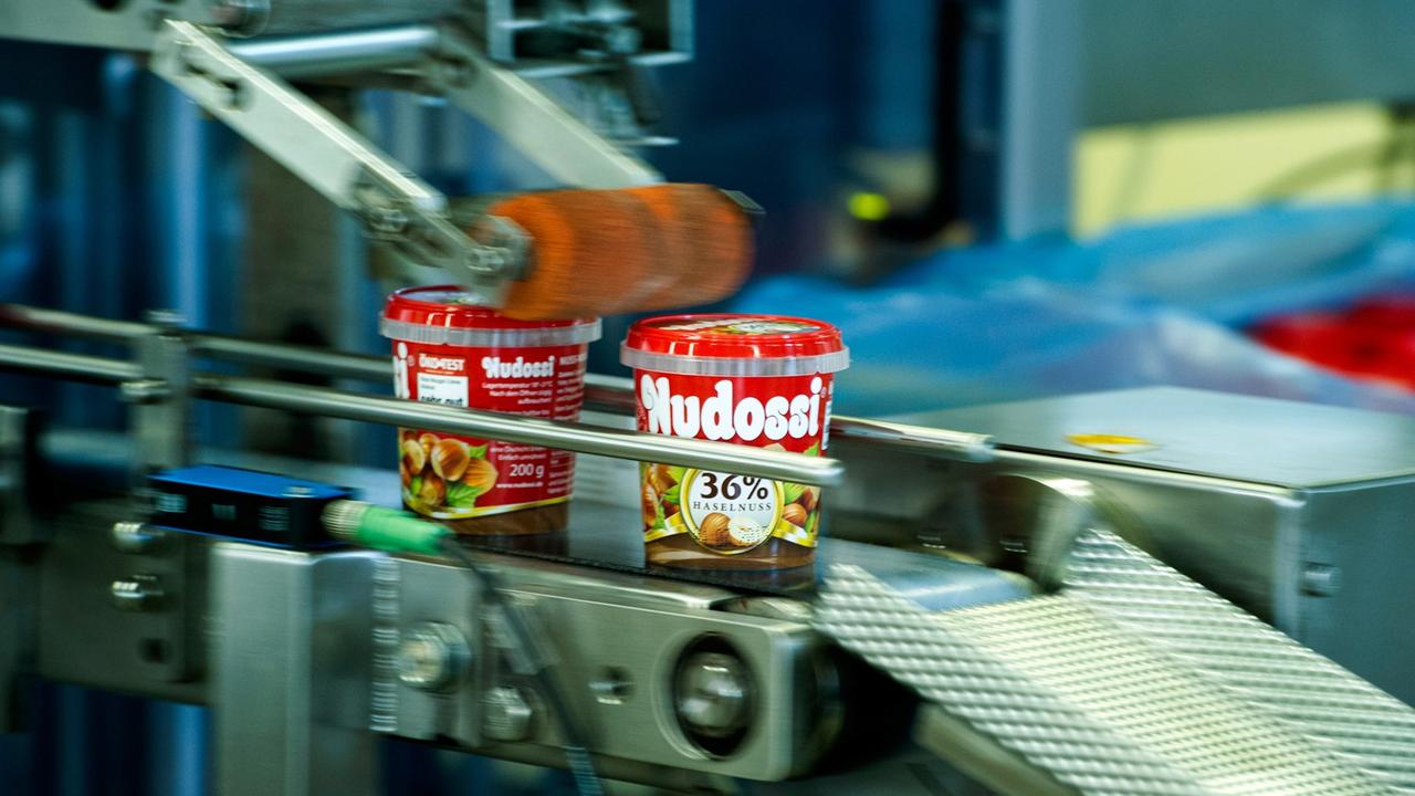 "Nudossi" wird in der Produktion der Sächsischen und Dresdner Back- und Süßwaren GmbH & Co. KG. in Radebeul hergestellt, aufgenommen am 04.07.2012. "Nudossi" wird in der Produktion der Sächsischen und Dresdner Back- und Süßwaren GmbH & Co. KG. in Radebeul hergestellt, aufgenommen am 04.07.2012.