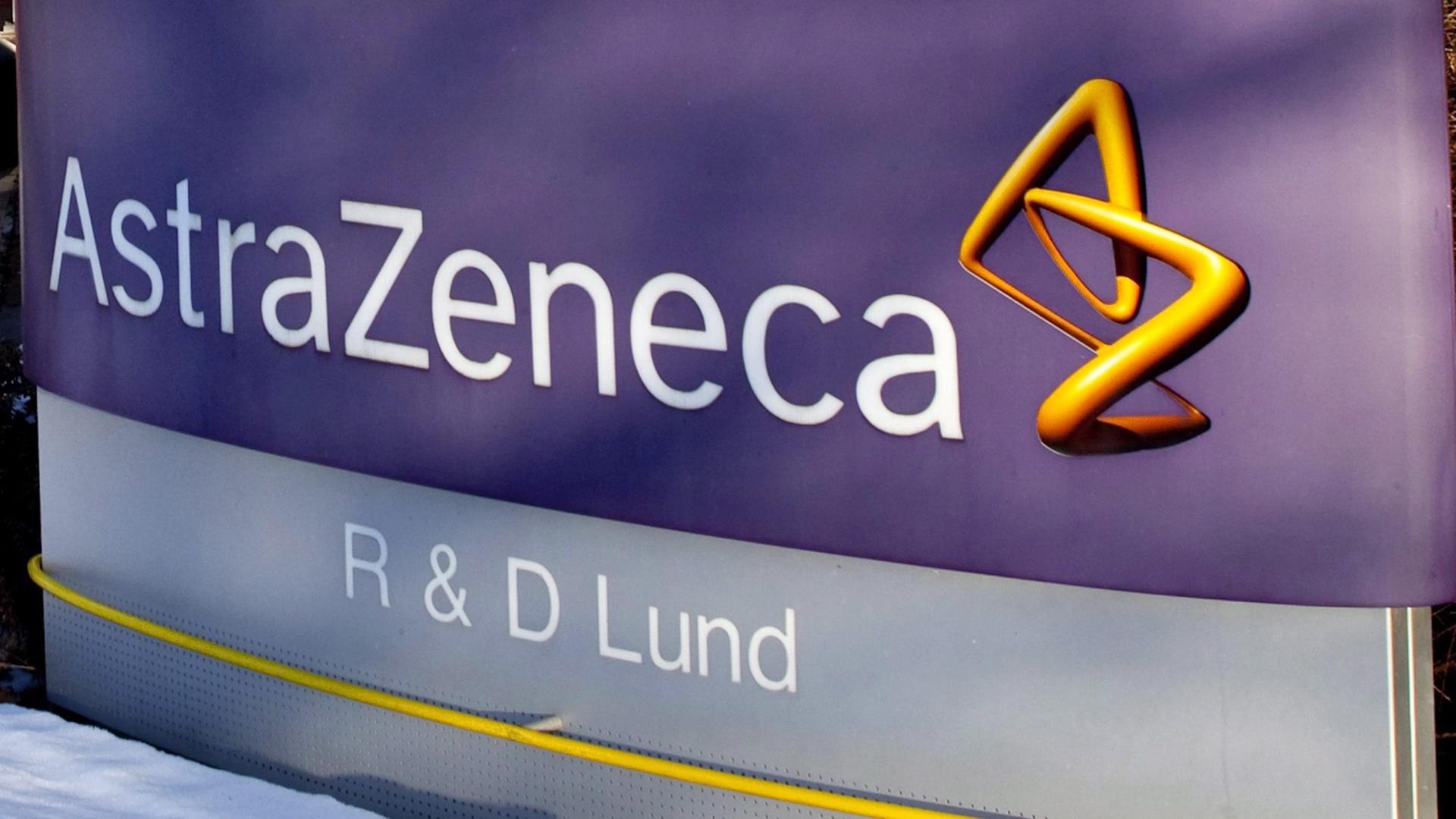 Das Firmenschild des Pharmaunternehmens AstraZeneca Das Firmenschild des Pharmaunternehmens AstraZeneca