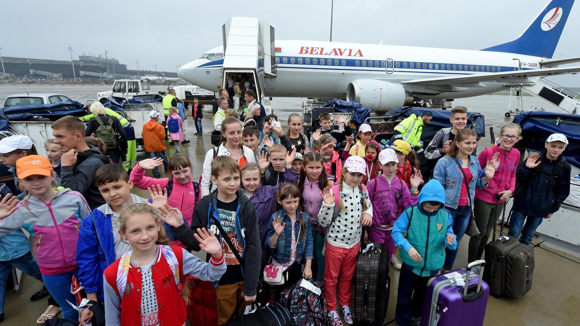 Kinder winken auf dem Flughafen Hannover-Langenhagen (Niedersachsen) zur Begrüßung, nachdem sie zuvor aus der Republik Belarus (Weissrussland) eingetroffen sind Kinder winken auf dem Flughafen Hannover-Langenhagen (Niedersachsen) zur Begrüßung, nachdem sie zuvor aus der Republik Belarus (Weissrussland) eingetroffen sind