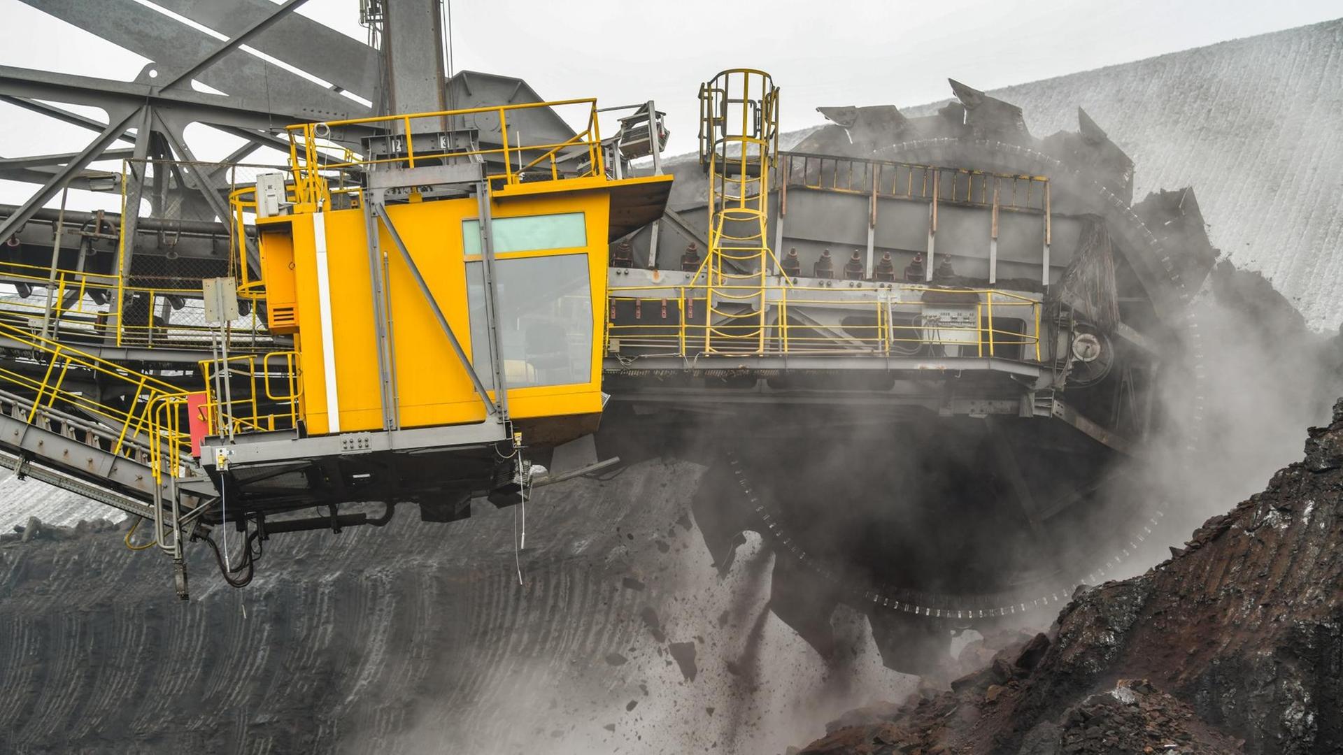 Brandenburg, Welzow: Ein Schaufelradbagger trägt Braunkohle im Braunkohletagebau Welzow-Süd der Lausitz Energie Bergbau AG (LEAG) ab. Brandenburg, Welzow: Ein Schaufelradbagger trägt Braunkohle im Braunkohletagebau Welzow-Süd der Lausitz Energie Bergbau AG (LEAG) ab.