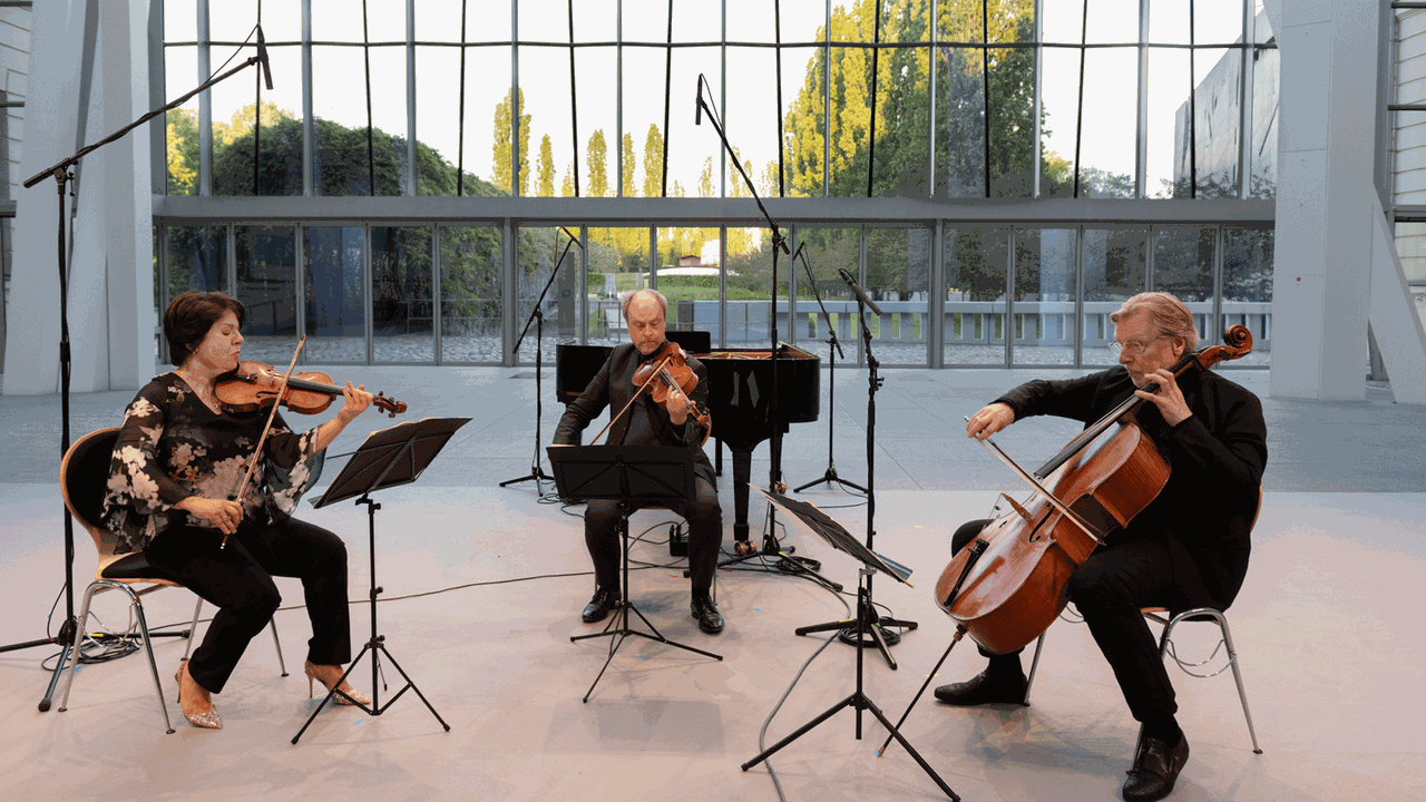Mihaela Martin, Hartmut Rohde und Frans Helmerson spielen das Trio D 581 von Franz Schubert im Glashof des Jüdischen Museums Berlin am 14.5.2020 beim Festival Intonations. Mihaela Martin, Hartmut Rohde und Frans Helmerson spielen das Trio D 581 von Franz Schubert im Glashof des Jüdischen Museums Berlin am 14.5.2020 beim Festival Intonations.