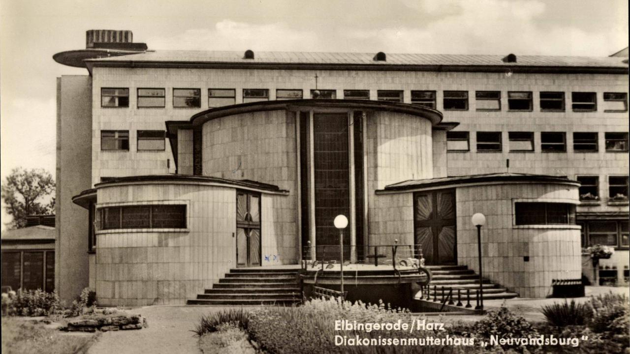 In Elbingerode im Oberhaz liegt das Diakonissenmutterhaus. Es ist eine architektonische Besonderheit. Die Pläne für das von 1932 bis 1934 im Geist des Bauhaus errichtete Bauwerk stammen von dem Architekten Godehard Schwethelm. Er liess sich von den Bedürfnissen der Schwerstern leiten.
