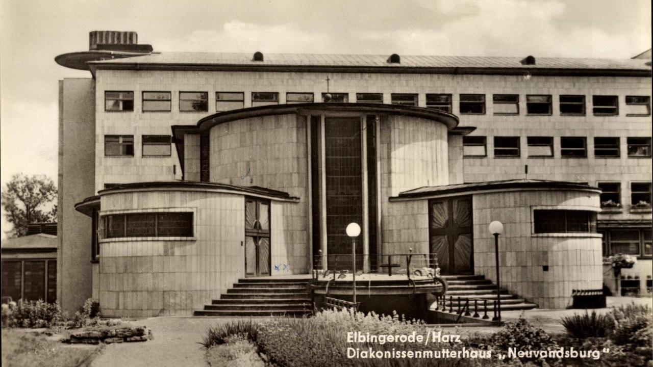 In Elbingerode im Oberhaz liegt das Diakonissenmutterhaus. Es ist eine architektonische Besonderheit. Die Pläne für das von 1932 bis 1934 im Geist des Bauhaus errichtete Bauwerk stammen von dem Architekten Godehard Schwethelm. Er liess sich von den Bedürfnissen der Schwerstern leiten. In Elbingerode im Oberhaz liegt das Diakonissenmutterhaus. Es ist eine architektonische Besonderheit. Die Pläne für das von 1932 bis 1934 im Geist des Bauhaus errichtete Bauwerk stammen von dem Architekten Godehard Schwethelm. Er liess sich von den Bedürfnissen der Schwerstern leiten.