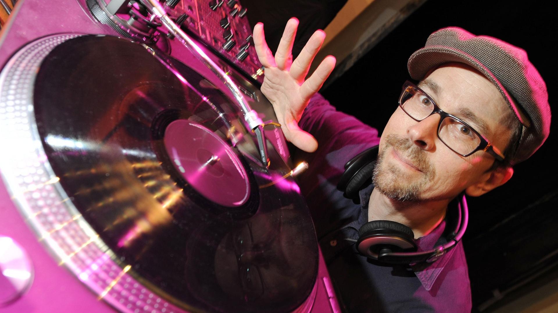 Der DJ und Autor Hans Nieswandt Der DJ und Autor Hans Nieswandt