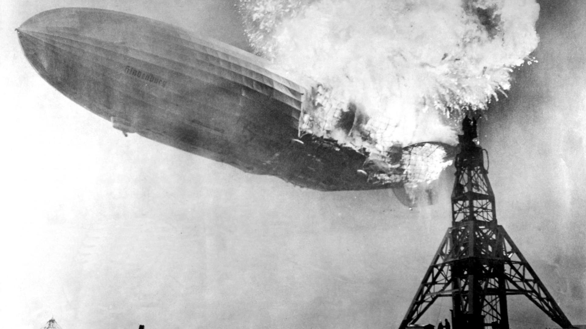 Der hintere Rumpfteil des Luftschiffs LZ 129 "Hindenburg" wird am 6. Mai 1937 bei der Landung auf dem Luftschiffhafen von Lakehurst in New Jersey bei New York von einer Explosion erschüttert. Insgesamt 36 Passagiere und Besatzungsmitglieder kamen bei der Katastrophe ums Leben. Der 100 Tonnen schwere, zu seiner Zeit größte Zeppelin der Welt brannte völlig aus, das Ende der Zeppelin-Ära begann. Der hintere Rumpfteil des Luftschiffs LZ 129 "Hindenburg" wird am 6. Mai 1937 bei der Landung auf dem Luftschiffhafen von Lakehurst in New Jersey bei New York von einer Explosion erschüttert. Insgesamt 36 Passagiere und Besatzungsmitglieder kamen bei der Katastrophe ums Leben. Der 100 Tonnen schwere, zu seiner Zeit größte Zeppelin der Welt brannte völlig aus, das Ende der Zeppelin-Ära begann.