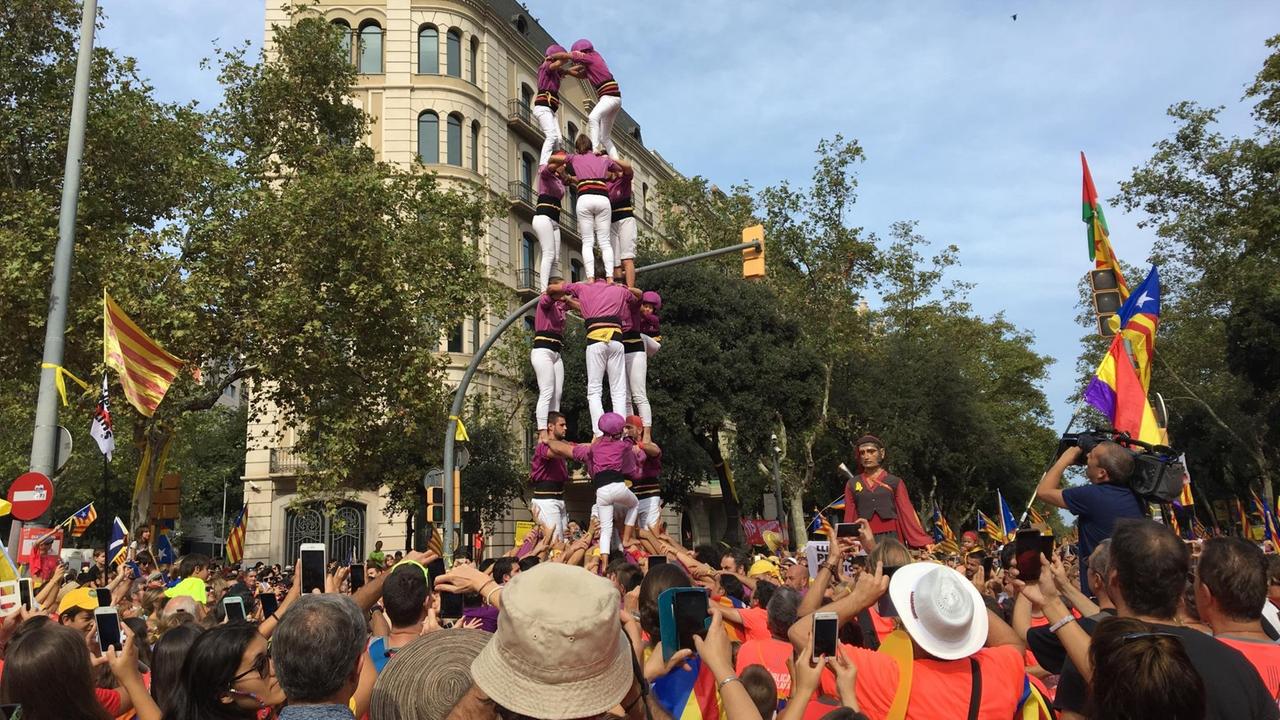 Bei der Demonstration in Barcelona bauen die Katalanen ihre traditionellen Menschentürme.