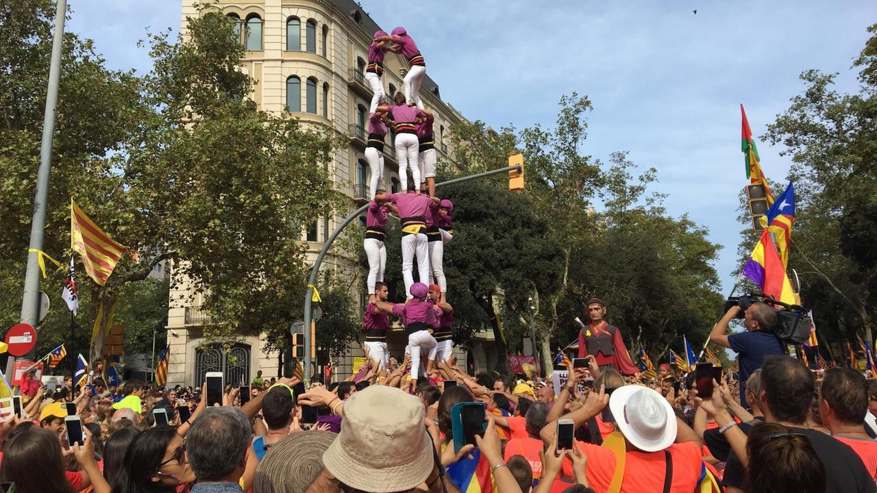 Bei der Demonstration in Barcelona bauen die Katalanen ihre traditionellen Menschentürme. Bei der Demonstration in Barcelona bauen die Katalanen ihre traditionellen Menschentürme.