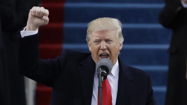 Donald Trump steht am Rednerpult und reckt seine rechte Faust in die Luft.