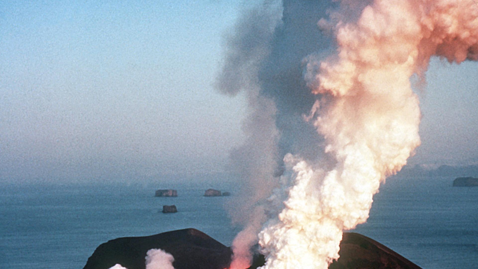 Dampfwolken steigen von der Vulkaninsel Surtsey in die Luft. Die Insel entstand 1963 durch einen Vulkanausbruch unter Wasser und liegt rund 20 Kilometer entfernt von Heimaey, der Hauptinsel der isländischen Westmännerinseln. Dampfwolken steigen von der Vulkaninsel Surtsey in die Luft. Die Insel entstand 1963 durch einen Vulkanausbruch unter Wasser und liegt rund 20 Kilometer entfernt von Heimaey, der Hauptinsel der isländischen Westmännerinseln.