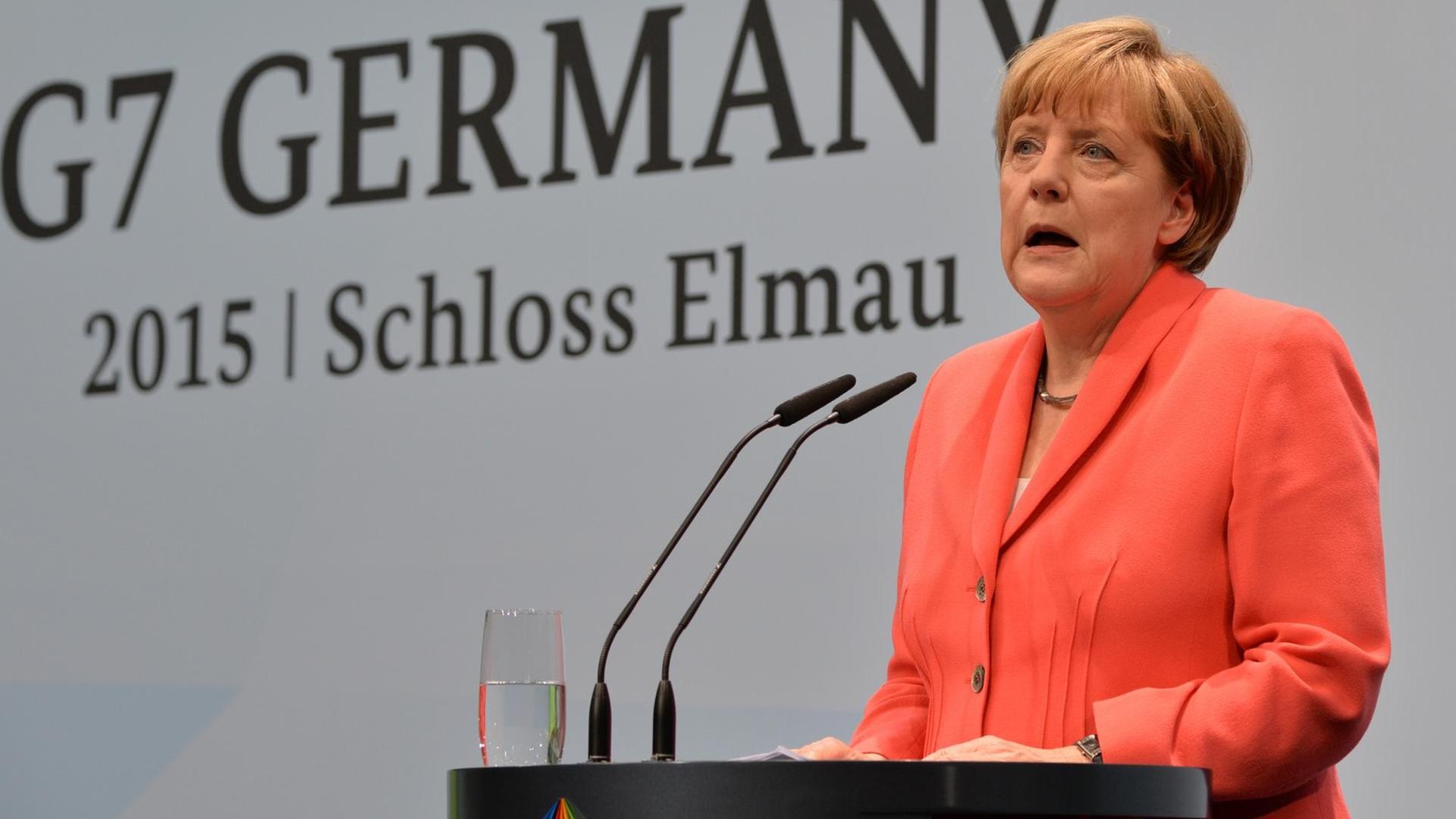 Bundeskanzlerin Angela Merkel spricht auf einer Pressekonferenz nach dem G7-Gipfel . Hinter ihr der Schriftzug "G7 Germany 2015 Schloss Elmau" Bundeskanzlerin Angela Merkel spricht auf einer Pressekonferenz nach dem G7-Gipfel . Hinter ihr der Schriftzug "G7 Germany 2015 Schloss Elmau"