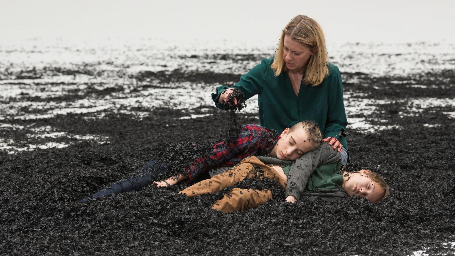 Medea mit ihren Kindern in der Inszenierung von Simon Stone am Burgtheater. | Georg Soulek / Burgtheater Medea mit ihren Kindern in der Inszenierung von Simon Stone am Burgtheater. | Georg Soulek / Burgtheater