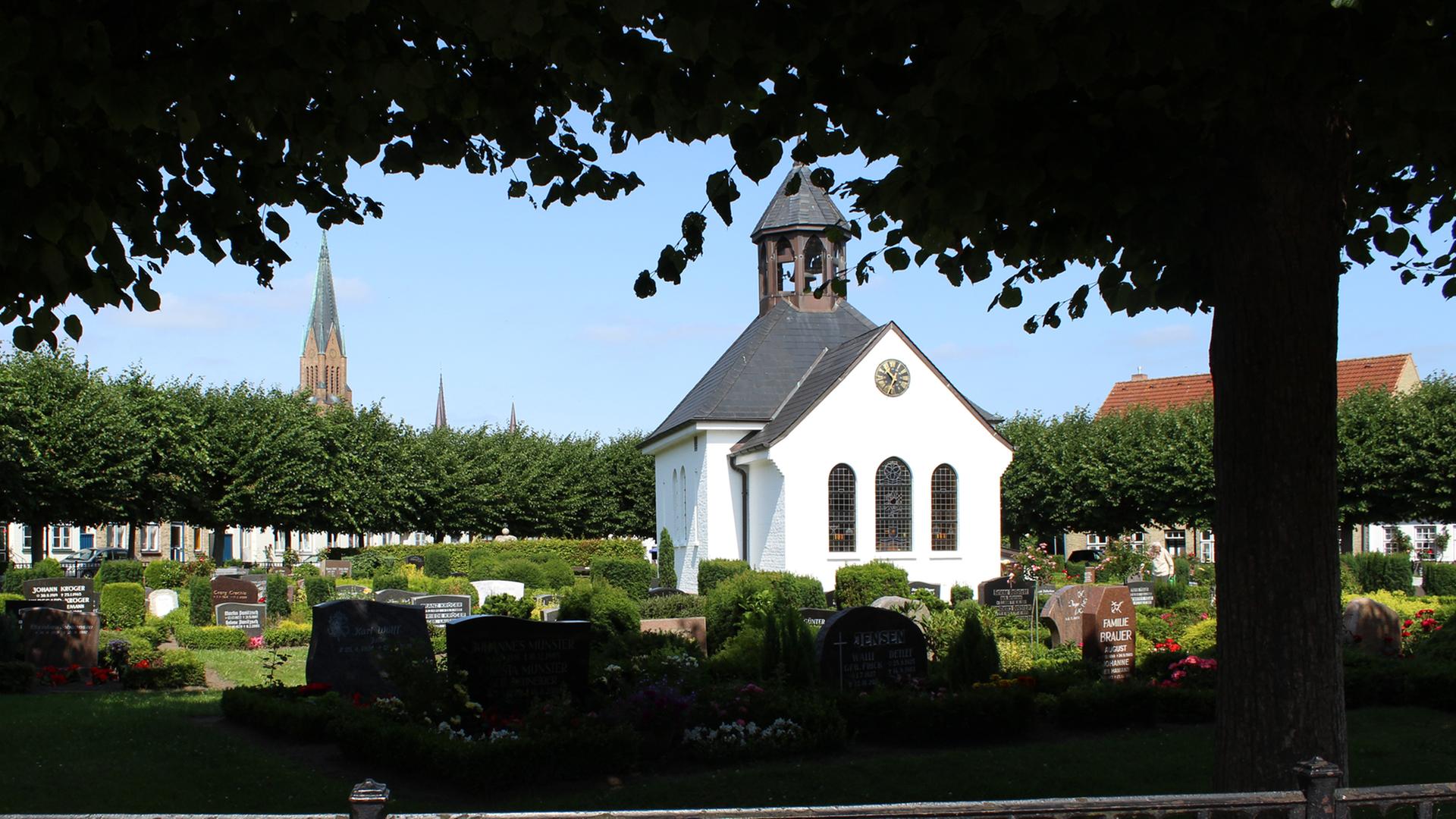 Blick auf den Holmer Friedhof mit einer Kapelle. Blick auf den Holmer Friedhof mit einer Kapelle.