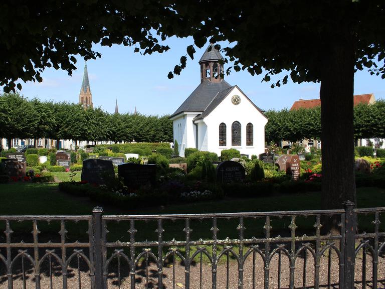 Blick auf den Holmer Friedhof mit einer Kapelle. 