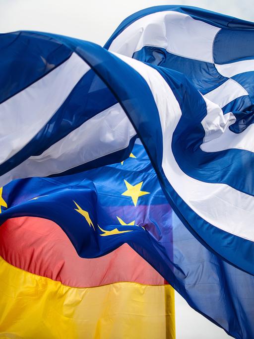 Flaggen von Griechenland, Deutschland und der EU wehen im Wind