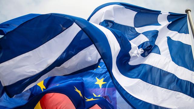 Flaggen von Griechenland, Deutschland und der EU wehen im Wind