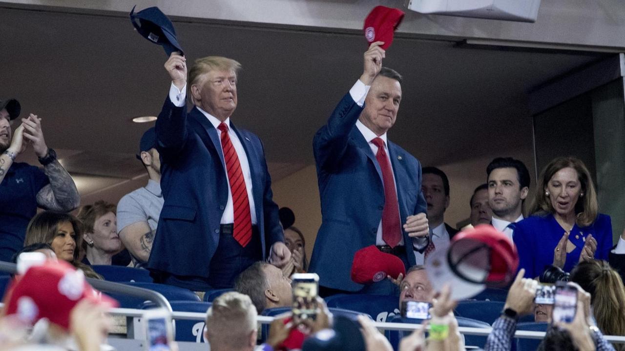 US-Präsident Donald Trump besucht das Baseball-Finale der World Series zwischen den Houston Astros und den Washington National. US-Präsident Donald Trump besucht das Baseball-Finale der World Series zwischen den Houston Astros und den Washington National.