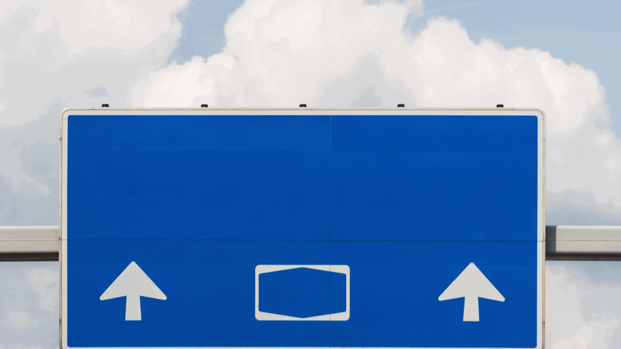 Serie Gefah'n - zu sehen ist ein blaues Hinweisschild auf einer Autobahn ohne Beschriftung. Serie Gefah'n - zu sehen ist ein blaues Hinweisschild auf einer Autobahn ohne Beschriftung.
