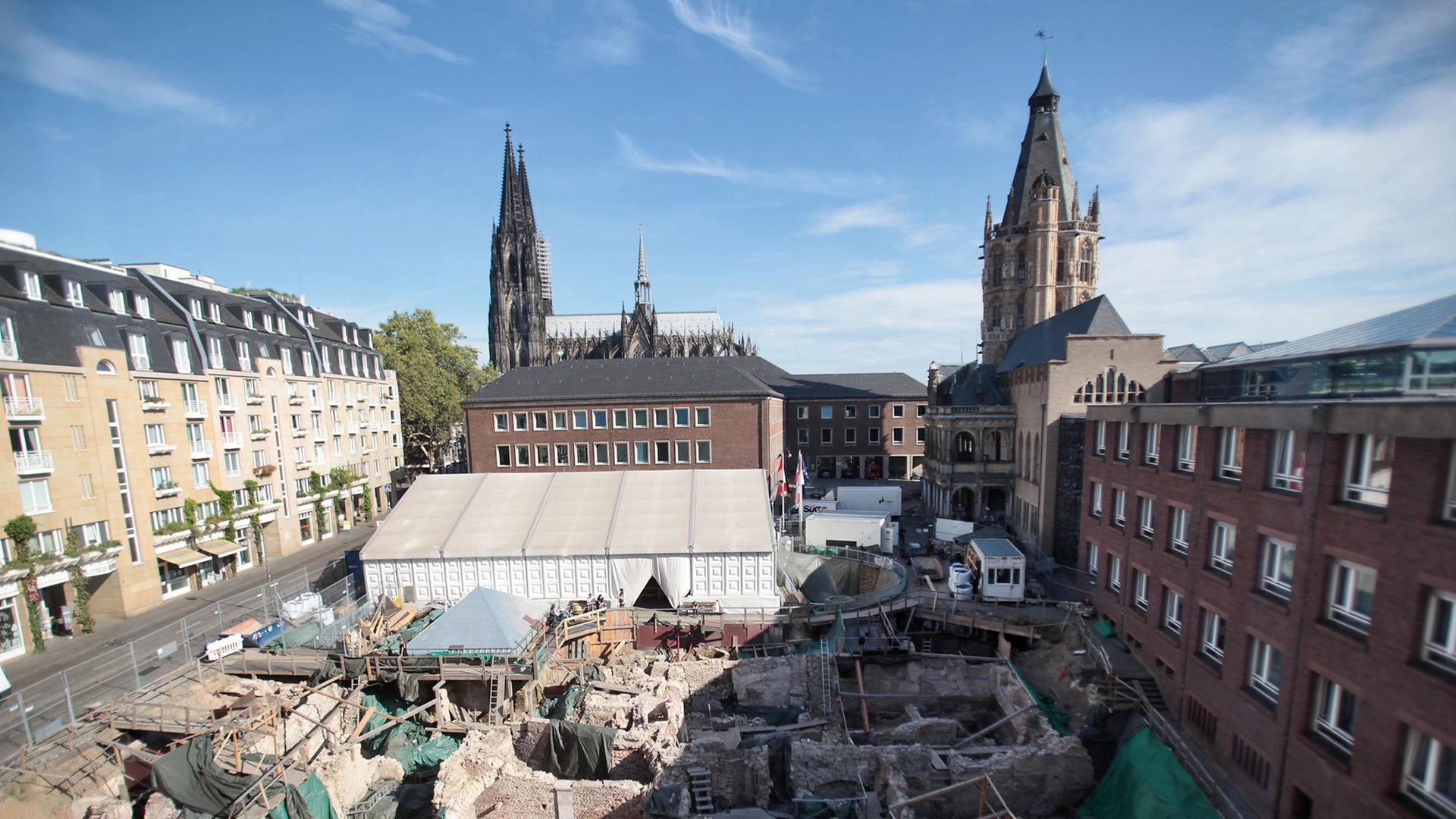 Archäologen haben auf dem Rathausplatz in der Kölner Innenstadt die Ruinen der mittelalterlichen Gebäude freigelegt, darunter Überreste von Synagoge, Kultbad, Hospital, Bäckerei, Tanz- und Hochzeitshaus.