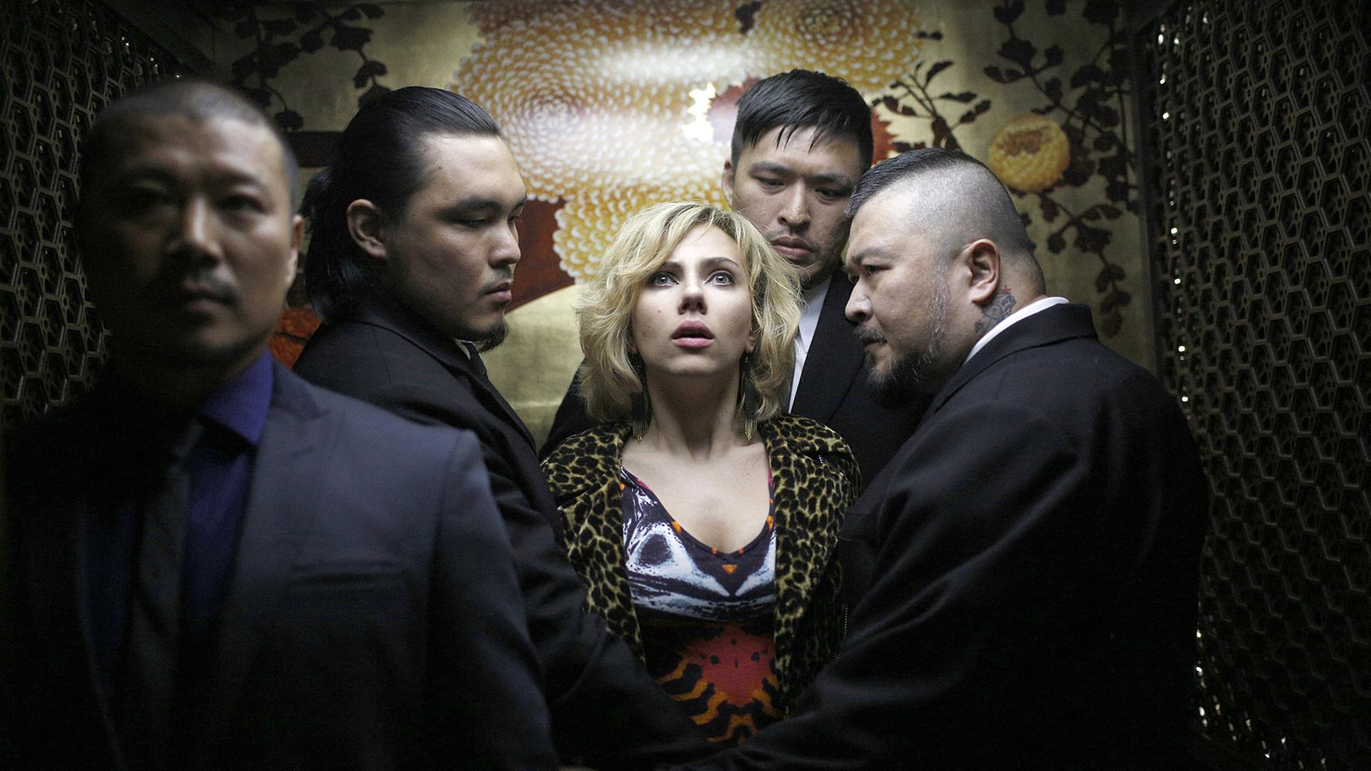 Szene aus dem Film "Lucy" mit Scarlett Johansson (Mitte) Szene aus dem Film "Lucy" mit Scarlett Johansson (Mitte)
