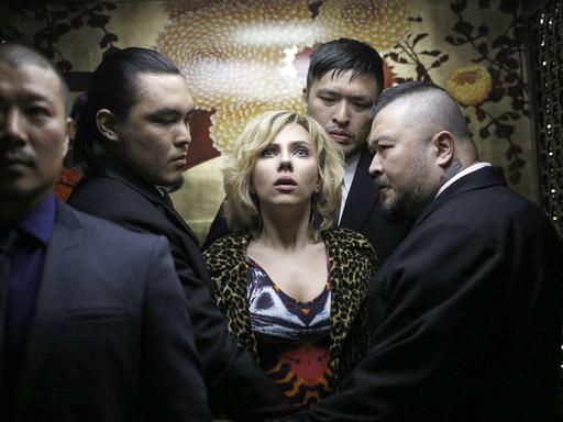 Szene aus dem Film "Lucy" mit Scarlett Johansson (Mitte)