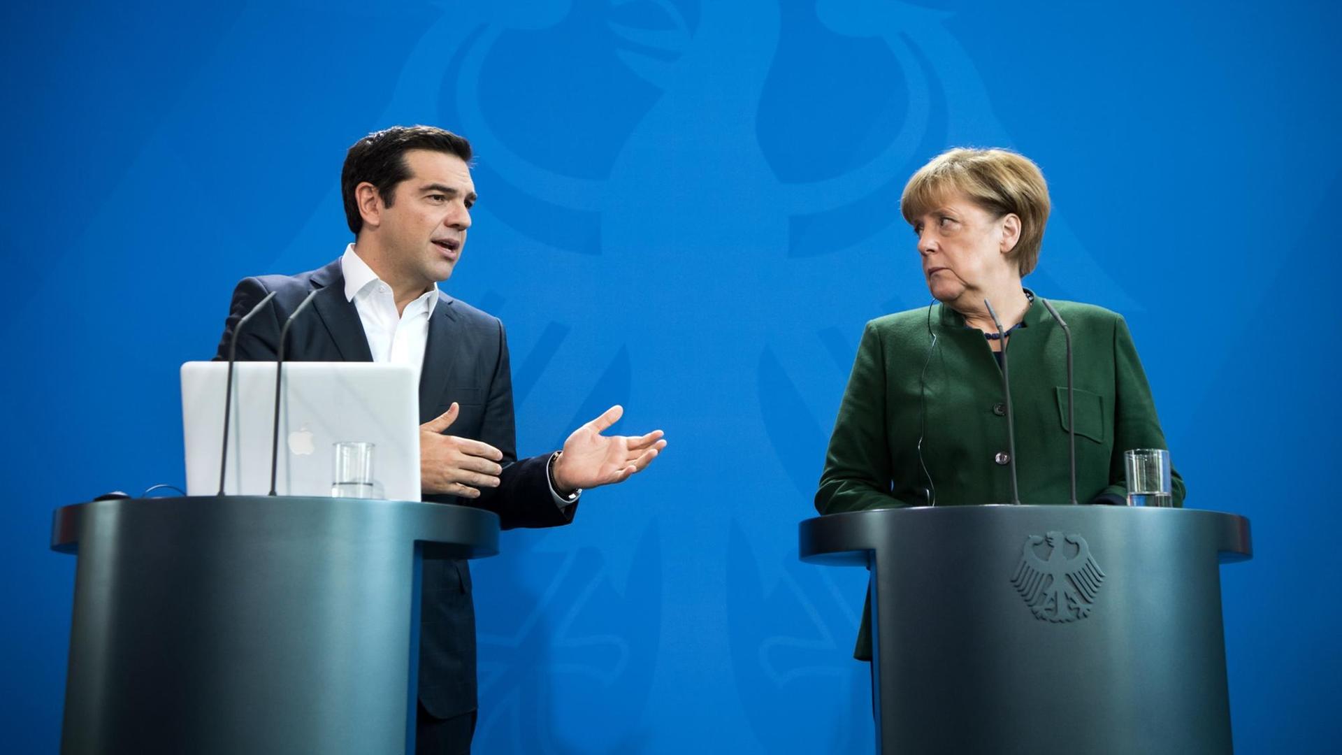 Bundeskanzlerin Angela Merkel (CDU) und der griechische Ministerpräsident Alexis Tsipras sprechen an Redepulten bei einer Pressekonferenz im Bundeskanzleramt Bundeskanzlerin Angela Merkel (CDU) und der griechische Ministerpräsident Alexis Tsipras sprechen an Redepulten bei einer Pressekonferenz im Bundeskanzleramt