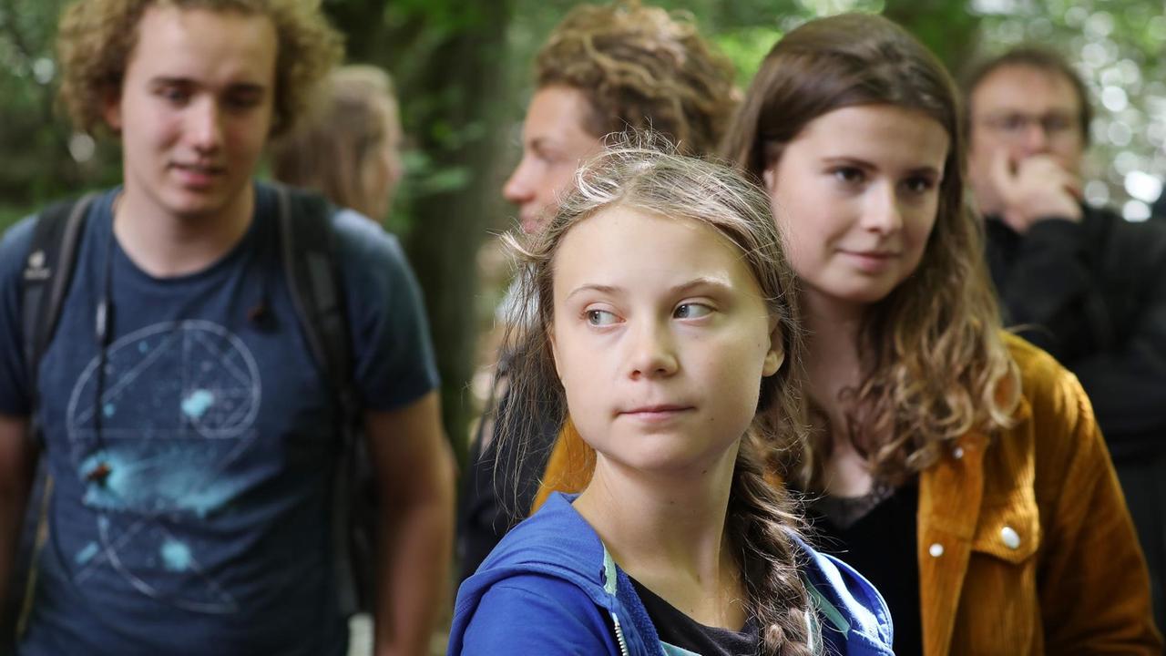 Greta Thunberg (M), zu Besuch bei Klimaaktivisten im Hambacher Forst, in der Nähe eines Braunkohletagebaus.

