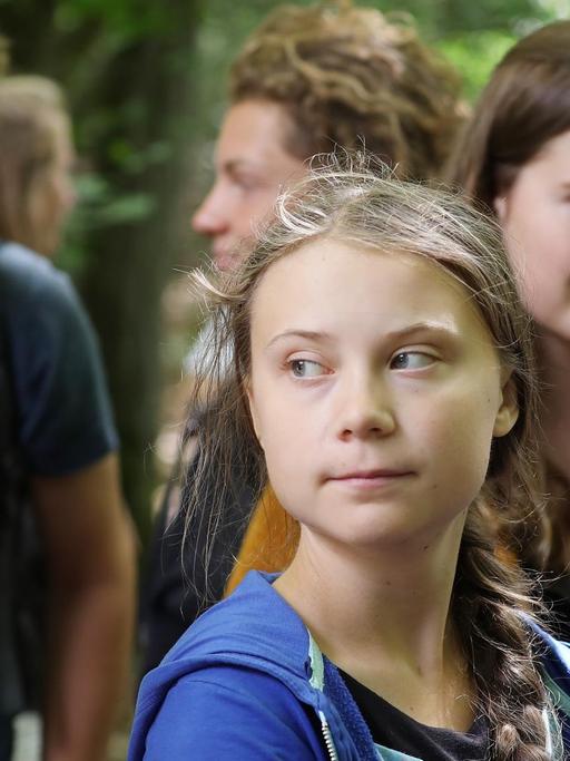 Greta Thunberg (M), zu Besuch bei Klimaaktivisten im Hambacher Forst, in der Nähe eines Braunkohletagebaus.