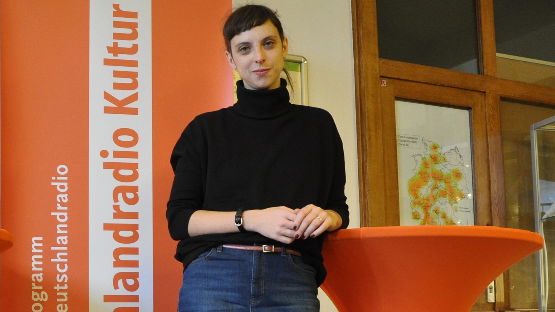 Jessica Lind, Gewinnerin des Open-Mike-Literaturwettbewerbs, im Funkhaus von Deutschlandradio Kultur Jessica Lind, Gewinnerin des Open-Mike-Literaturwettbewerbs, im Funkhaus von Deutschlandradio Kultur