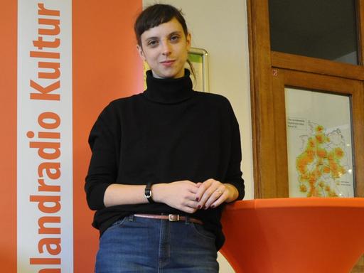 Jessica Lind, Gewinnerin des Open-Mike-Literaturwettbewerbs, im Funkhaus von Deutschlandradio Kultur