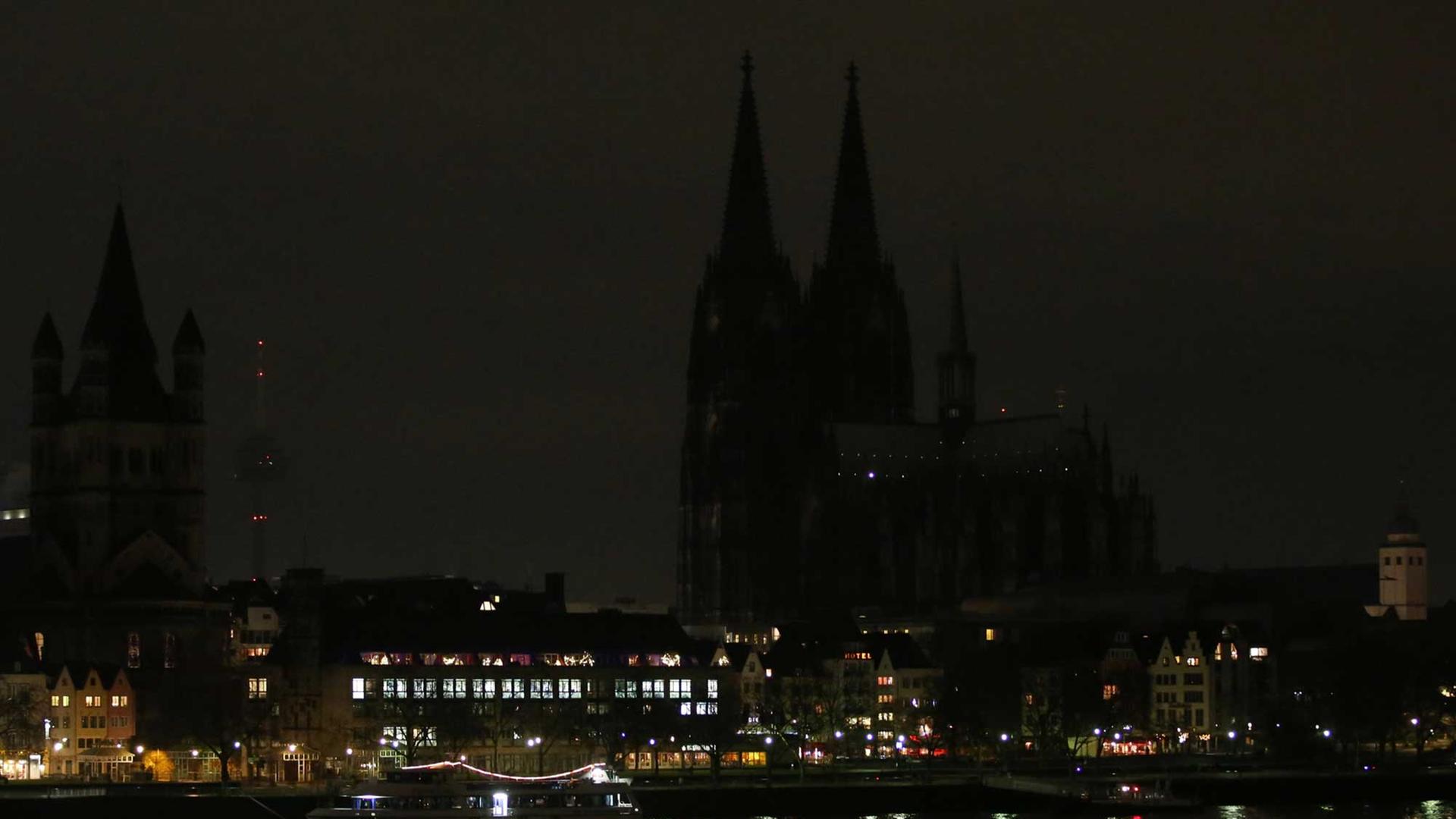 Während Anhänger des islamkritischen "Pegida"-Bündnisses in Köln demonstrieren, wurde die Außenbeleuchtung des Kölner Doms abgeschaltet, um ein Zeichen gegen Fremdenfeindlichkeit zu setzen. Während Anhänger des islamkritischen "Pegida"-Bündnisses in Köln demonstrieren, wurde die Außenbeleuchtung des Kölner Doms abgeschaltet, um ein Zeichen gegen Fremdenfeindlichkeit zu setzen.