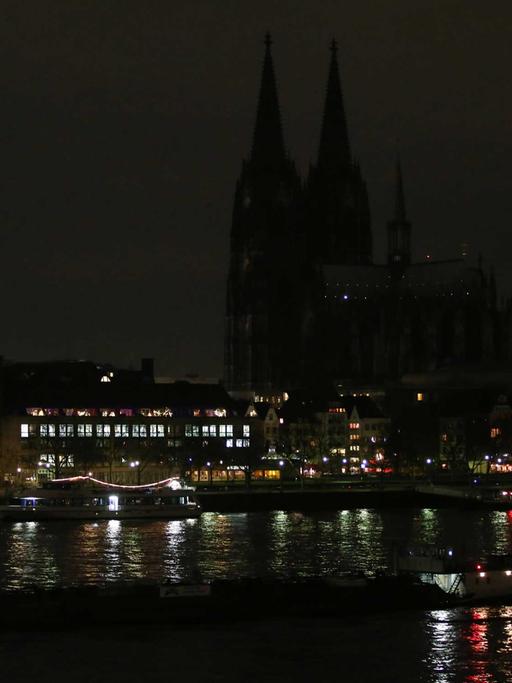 Während Anhänger des islamkritischen "Pegida"-Bündnisses in Köln demonstrieren, wurde die Außenbeleuchtung des Kölner Doms abgeschaltet, um ein Zeichen gegen Fremdenfeindlichkeit zu setzen.