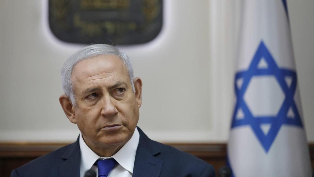 Der israelische Ministerpräsident Benjamin Netanjahu während einer wöchentlichen Kabinettssitzung im Oktober 2018 Der israelische Ministerpräsident Benjamin Netanjahu während einer wöchentlichen Kabinettssitzung im Oktober 2018