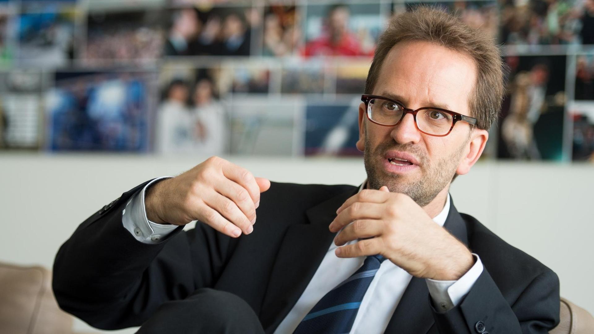 Klaus Müller, Vorstand des Verbraucherzentrale Bundesverbands, spricht am 03.07.2017 in Berlin bei einem Redaktionsbesuch mit Journalisten. Klaus Müller, Vorstand des Verbraucherzentrale Bundesverbands, spricht am 03.07.2017 in Berlin bei einem Redaktionsbesuch mit Journalisten.