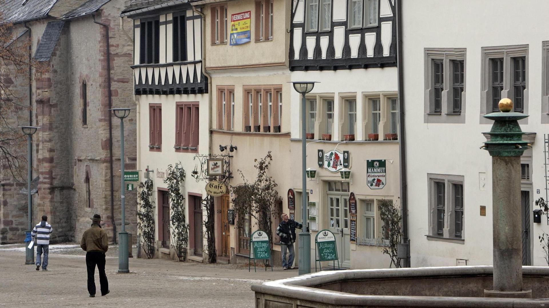 Am Marktplatz von Sangerhausen stehen Fachwerkhäuser dicht beieinander. Der Altstadtkern steht unter Denkmalschutz und enthält eine in großen Teilen geschlossene Bebauung aus dem 15. bis 18. Jahrhundert. Am Marktplatz von Sangerhausen stehen Fachwerkhäuser dicht beieinander. Der Altstadtkern steht unter Denkmalschutz und enthält eine in großen Teilen geschlossene Bebauung aus dem 15. bis 18. Jahrhundert.