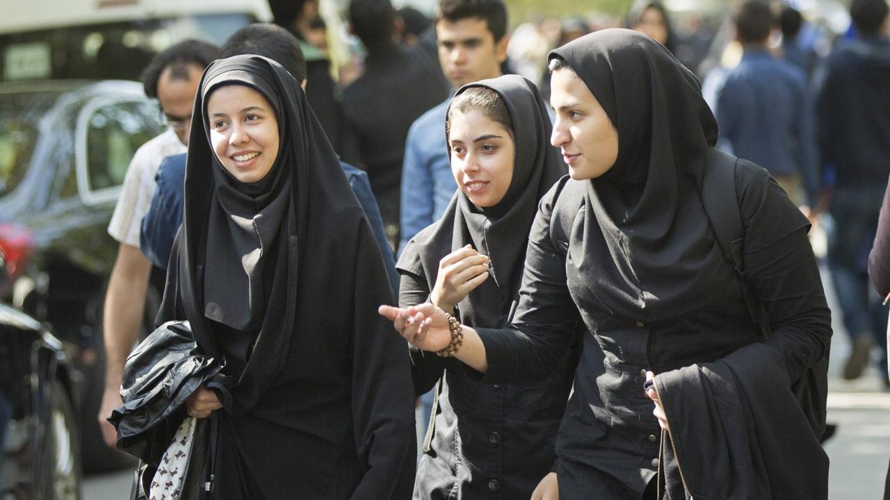 Studentinnen und Studenten laufen an der Universitaet in Teheran über den Campus Teheran. Studentinnen und Studenten laufen an der Universitaet in Teheran über den Campus Teheran.