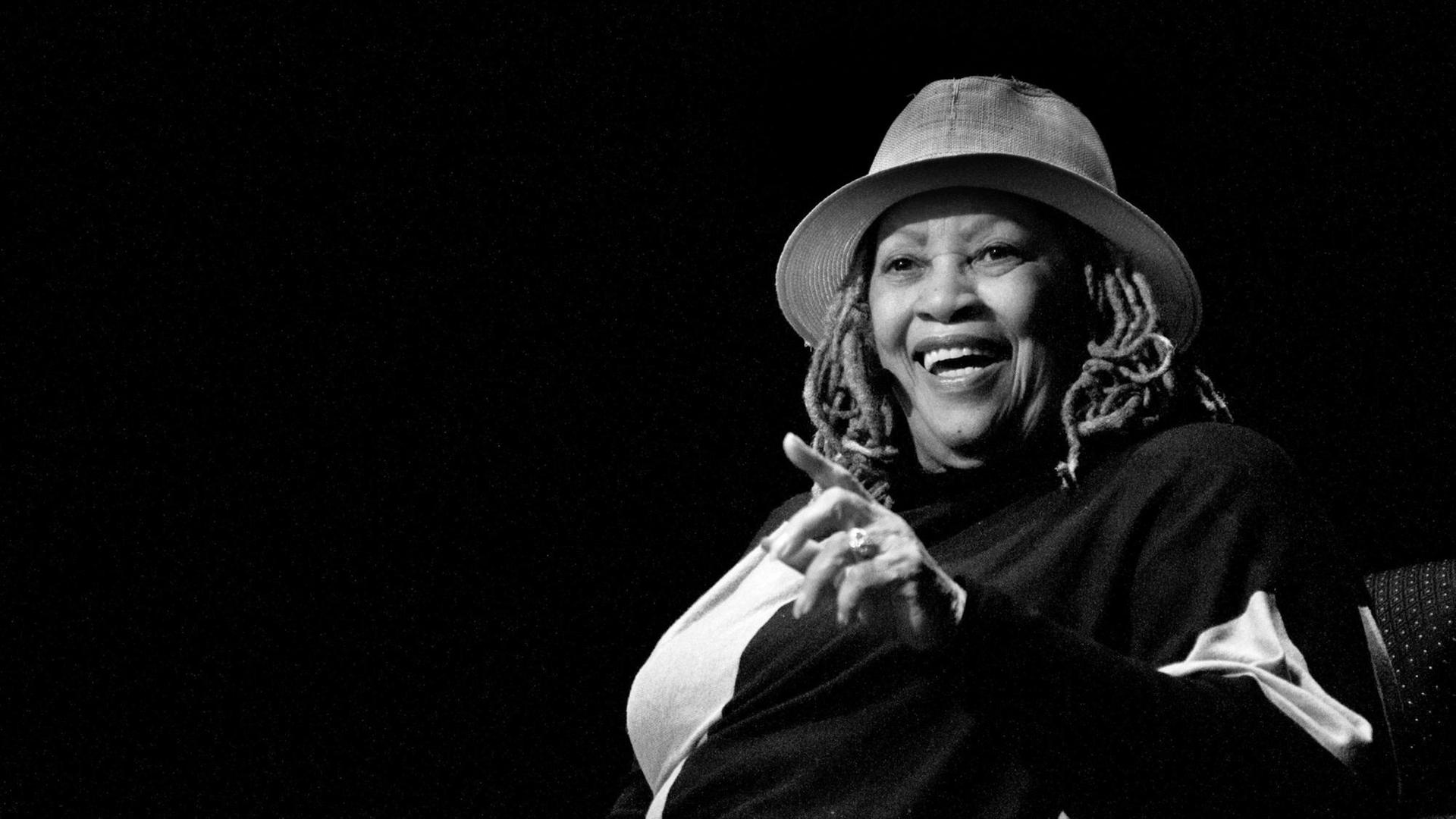 Toni Morrison spricht auf der Bühne des Auditorium der George Washington University, September 2011. Toni Morrison spricht auf der Bühne des Auditorium der George Washington University, September 2011.