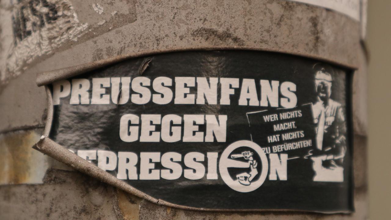 Fans von Preußen Münster kritisieren mit Aufklebern Polizeiaktionen