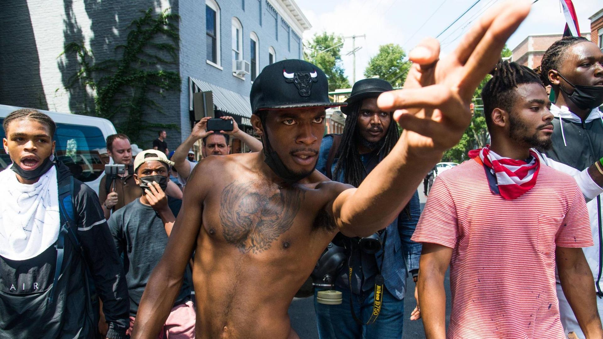 Hip-Hop erzählt die Wirklichkeit und die ist oft gewalttätig, vor allem für schwarze Jugendliche. Hier Gegendemonstranten des Neo-Nazi-Aufmarsches in Charlottesville, bei dem drei Menschen starben. Hip-Hop erzählt die Wirklichkeit und die ist oft gewalttätig, vor allem für schwarze Jugendliche. Hier Gegendemonstranten des Neo-Nazi-Aufmarsches in Charlottesville, bei dem drei Menschen starben.
