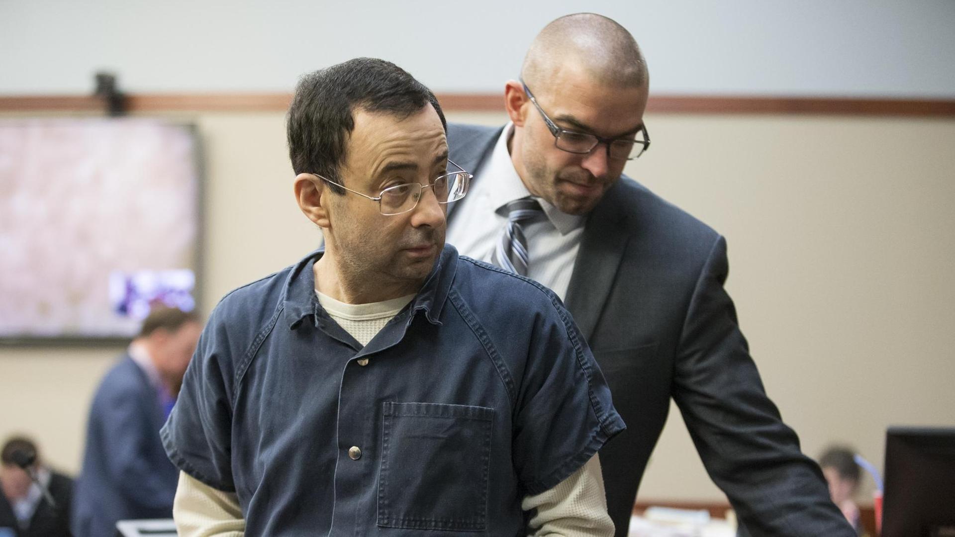 Der ehemalige Arzt der US-Turnerinnen, Larry Nassar, steht wegen sexuellem Missbrauch und anderen Delikten vor Gericht. Der ehemalige Arzt der US-Turnerinnen, Larry Nassar, steht wegen sexuellem Missbrauch und anderen Delikten vor Gericht.