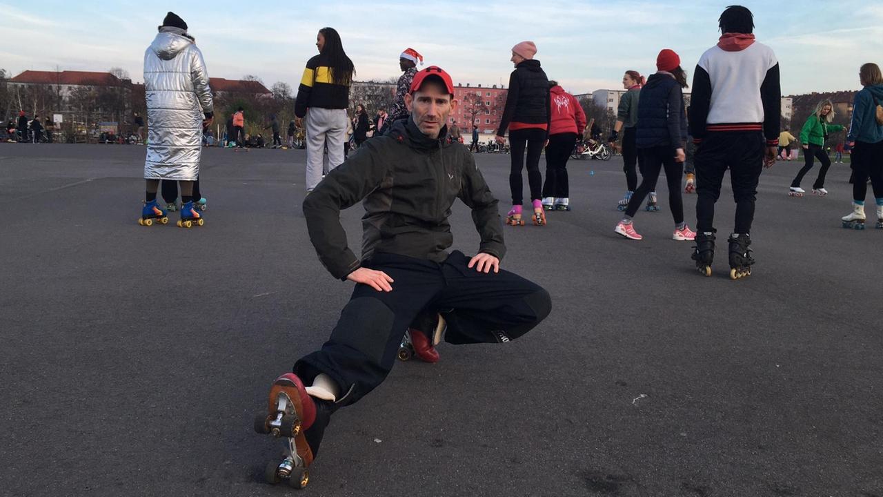 Trainer Michel Schüler posiert auf seinen Rollschuhen. Trainer Michel Schüler posiert auf seinen Rollschuhen.